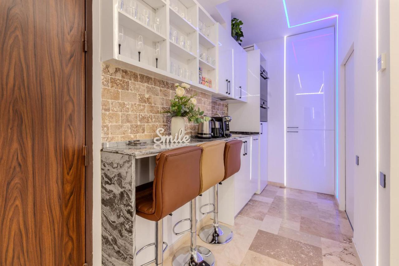 Luxury Living: Smart 2Br Apartment At Unirii Square Бухарест Экстерьер фото